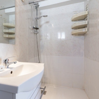 Poser une douche italienne dans une petite salle de bain à Namur