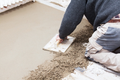 Homme avec une truelle