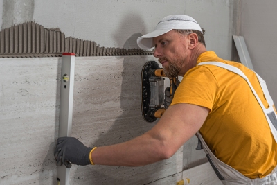 Carreleur qui r&eacute;alise douche &agrave; l'italienne