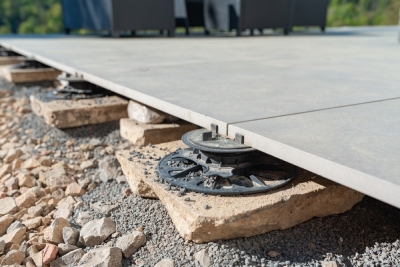 Terrasse sur plots et gr&egrave;s c&eacute;rame 