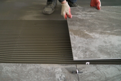 Feraille pose du carrelage sur la chape s&egrave;che