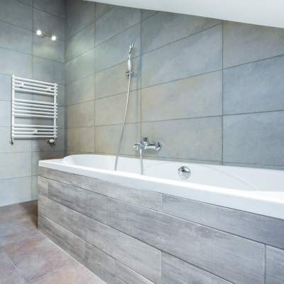 Revêtement de salle de bain : les avantages du carrelage
