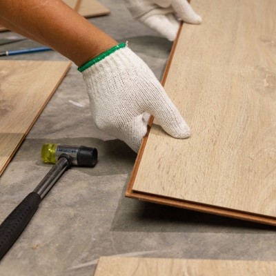 Rénover un plancher avec une chape sèche à Namur 